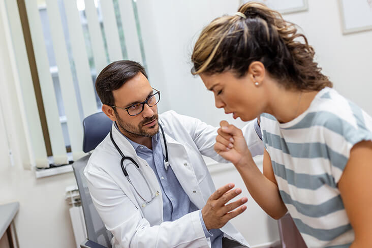 Un patient qui tousse est consulté par le médecin