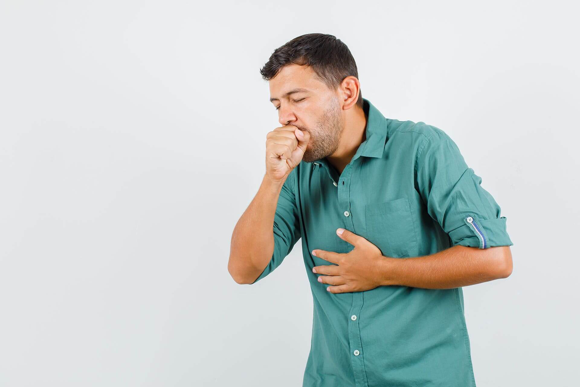 Homme avec toux asthmatique