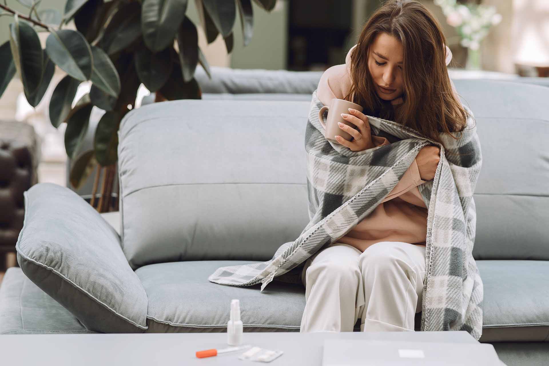 Jeune femme avec de la grippe associée à la pharyngite