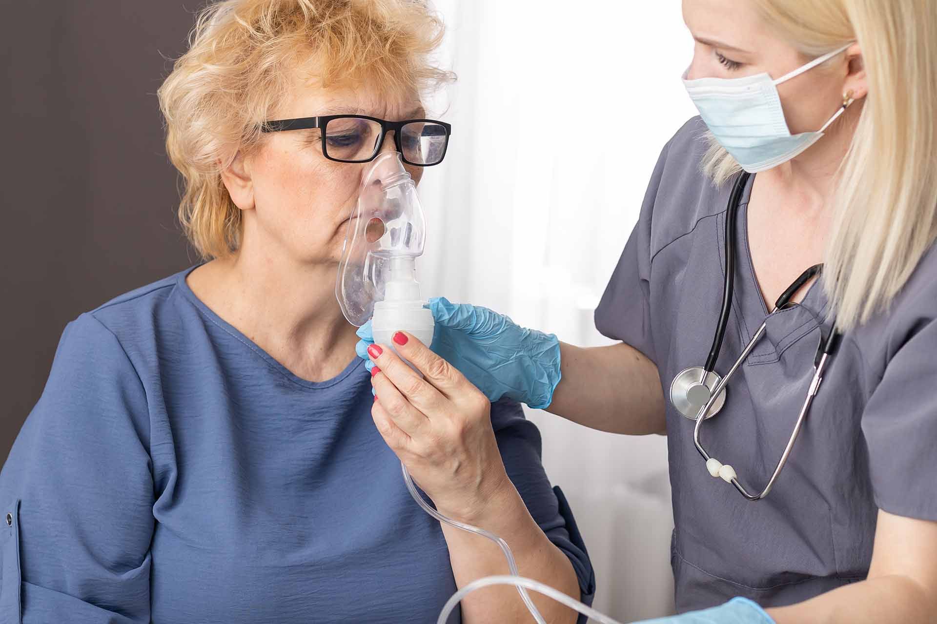 Femme utilisant l'inhalateur salin SaltMed