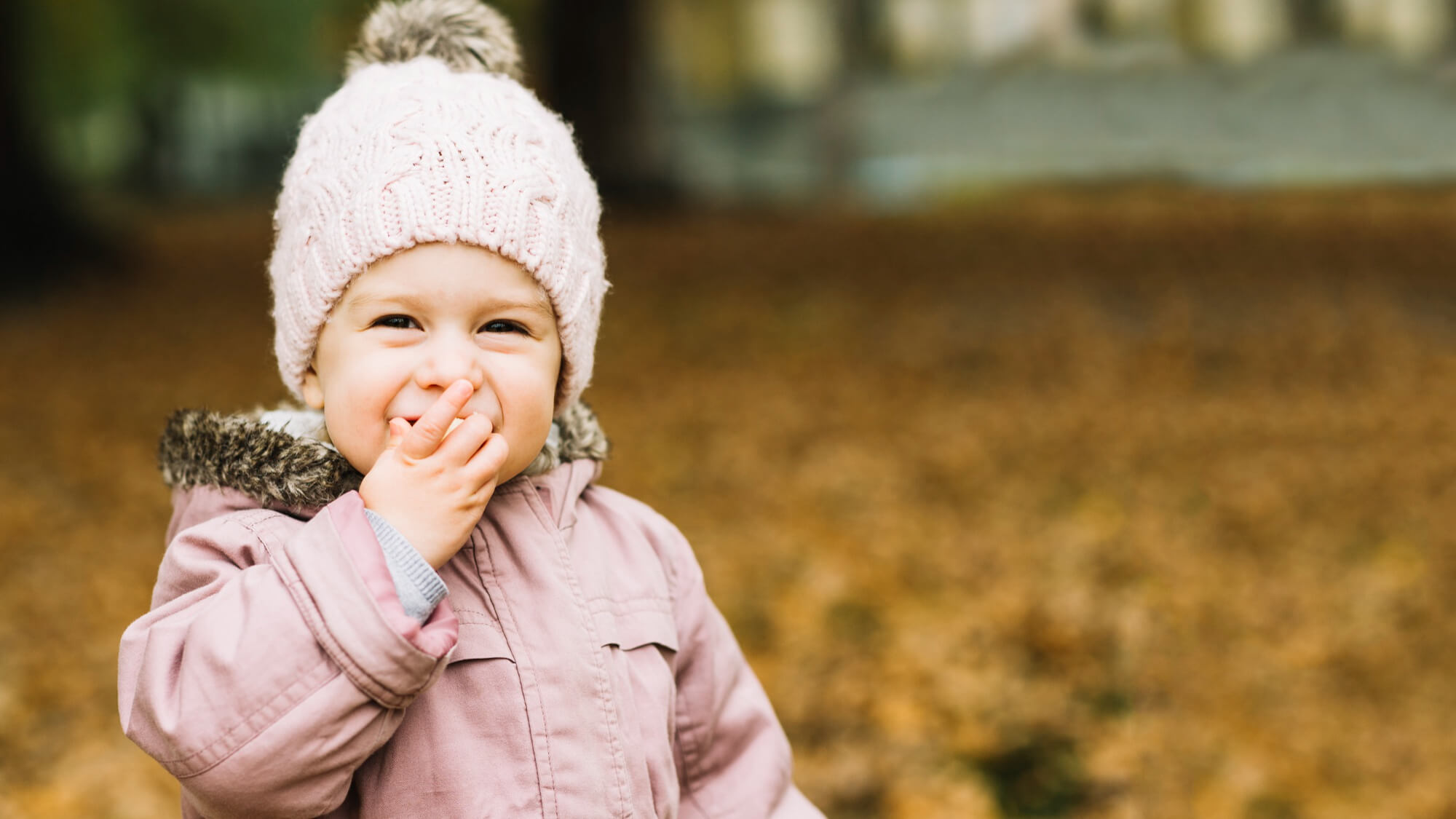 Fille mange de la collation en automne