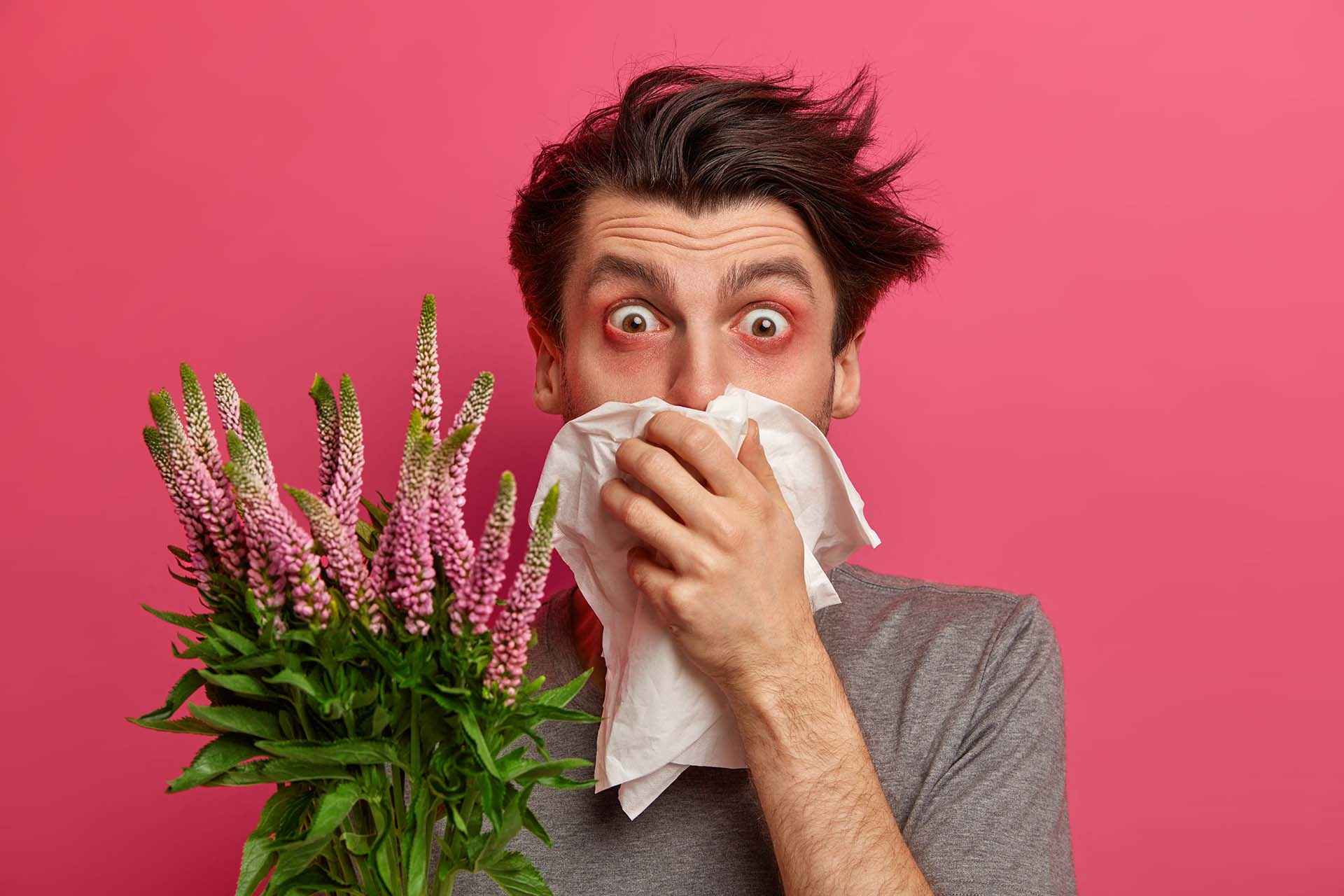 Jeune homme allergique au pollen