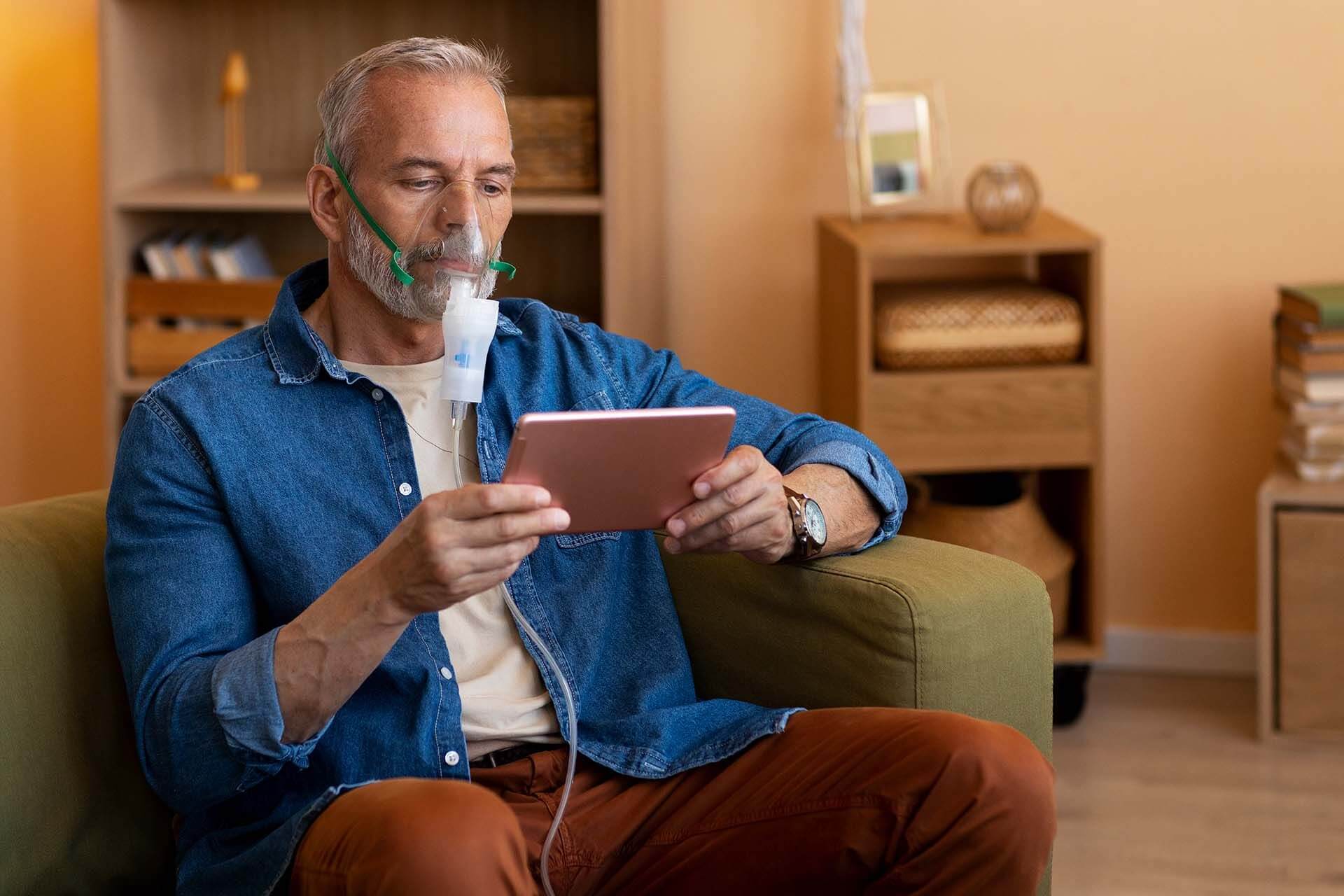 Homme utilisant l'inhalateur salin SaltMed lit sur la tablette