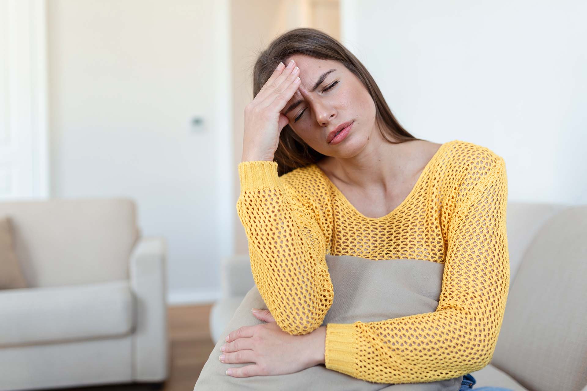 Jeune femme avec douleurs aux sinus